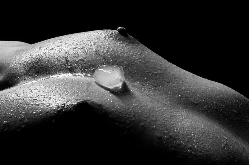 schwarz-weiss-aktfotos-wasserperlen